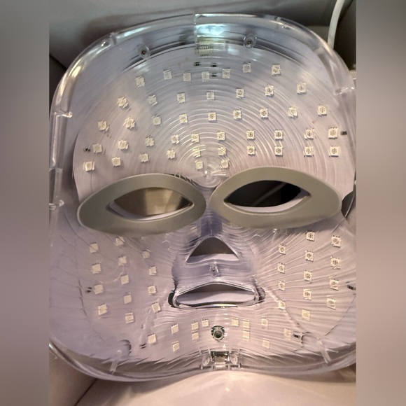 White LED Light Therapy Mask - Picture 5 of 7